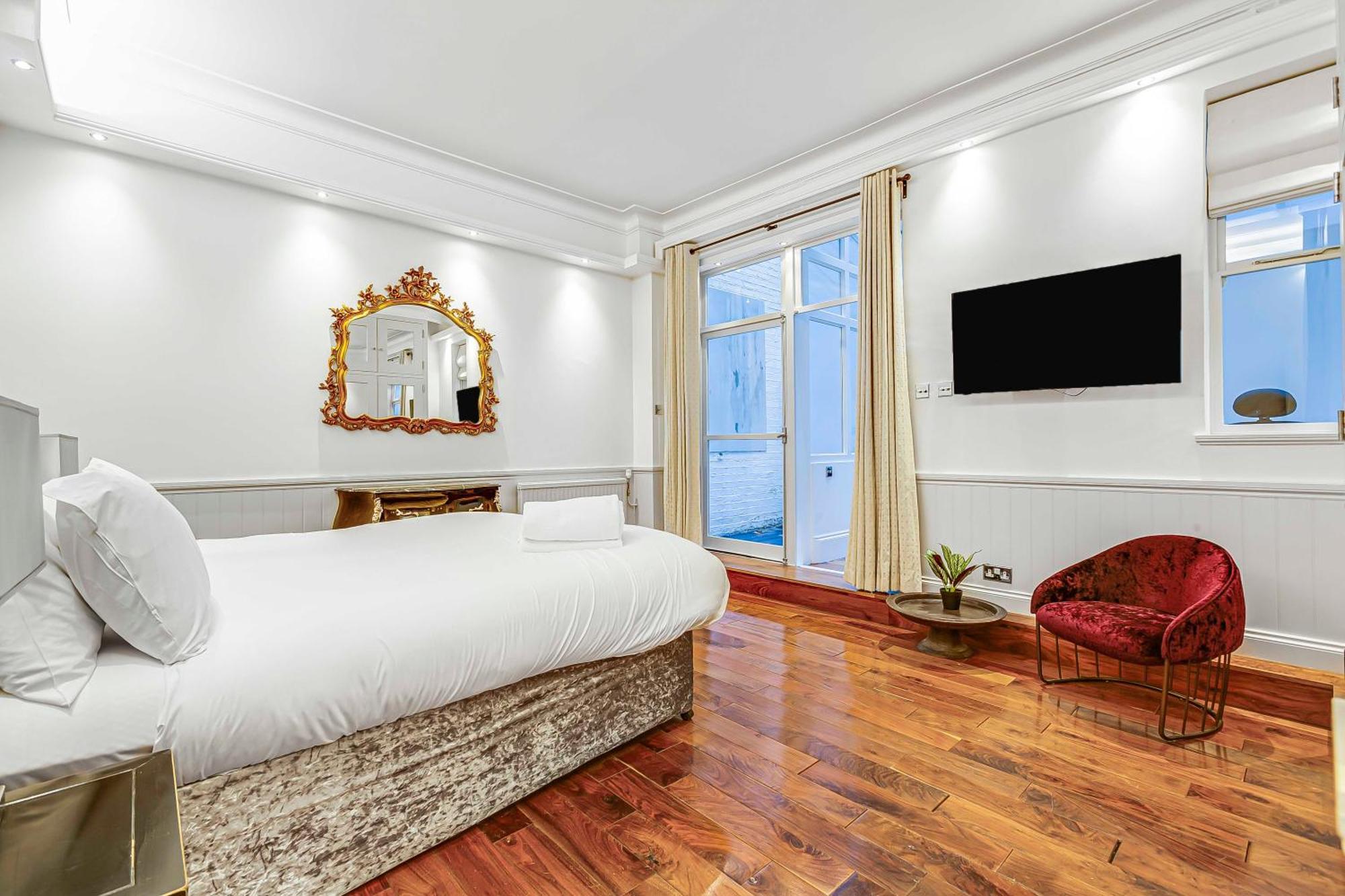 Ivy Queen's Gate 2 Pro-managed * London